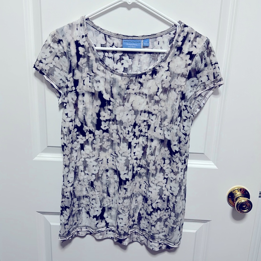 ❤️$9 ❤️ Simply Vera by Vera Wang short sleeve T-shirt